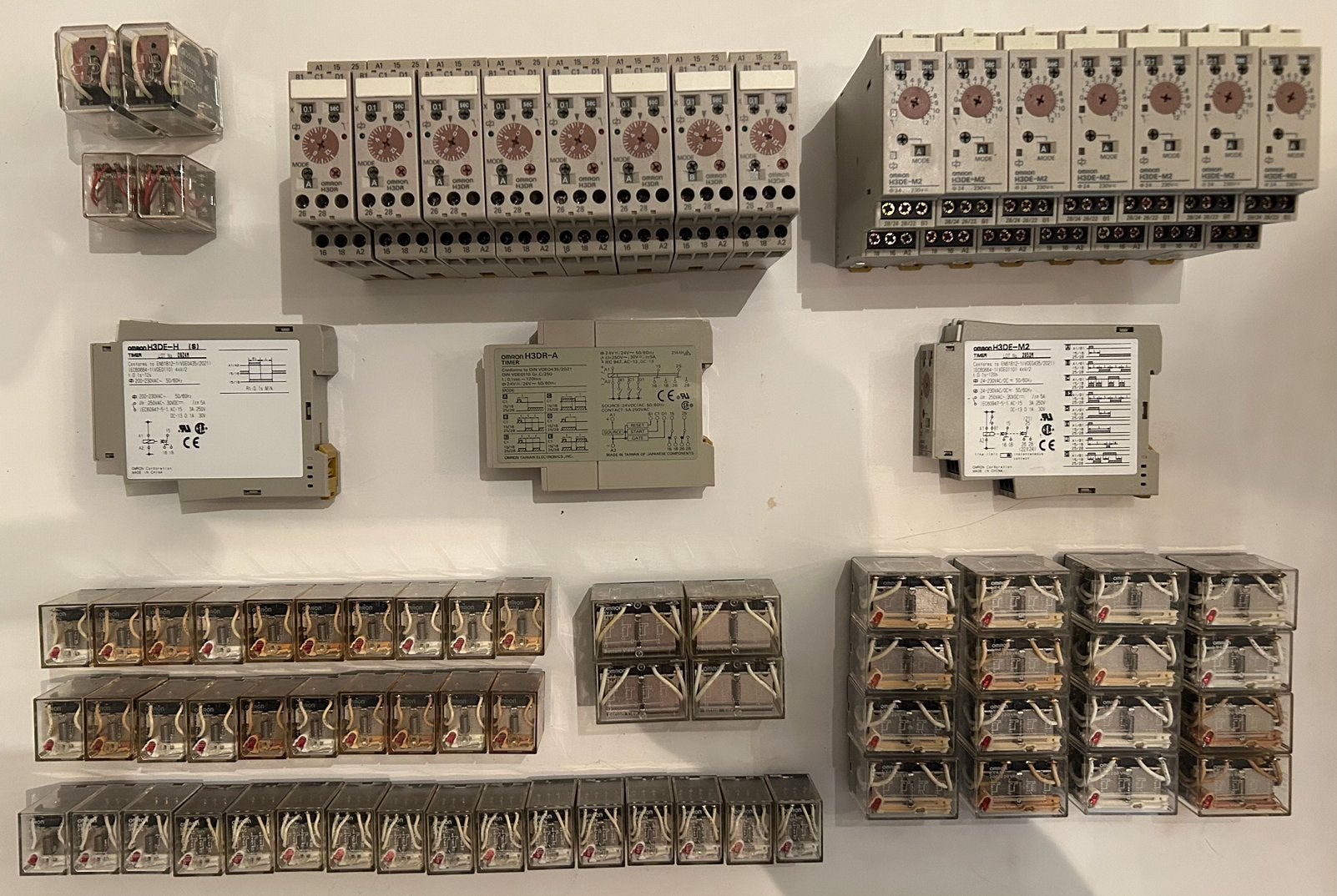 18 Tijdrelais Omron o.a. H3DE H3DR / 60 overige relais Omron, Ophalen, Zo goed als nieuw