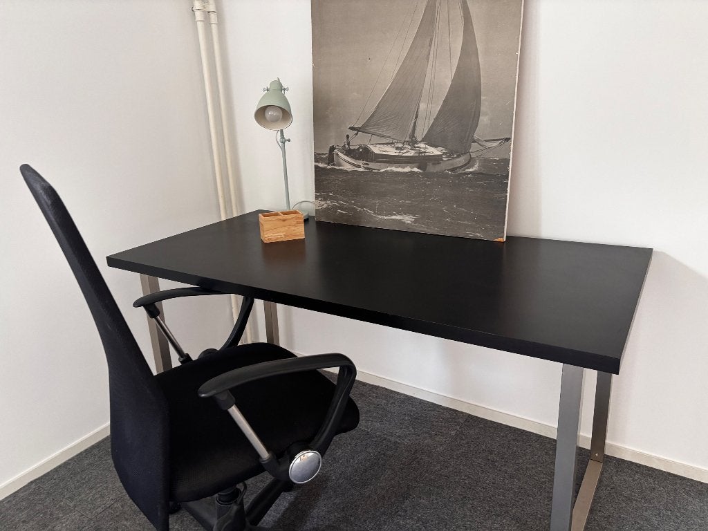 Ike tafel zwart met aluminium poten buro, Gebruikt, 150 cm, Hout, IKEA