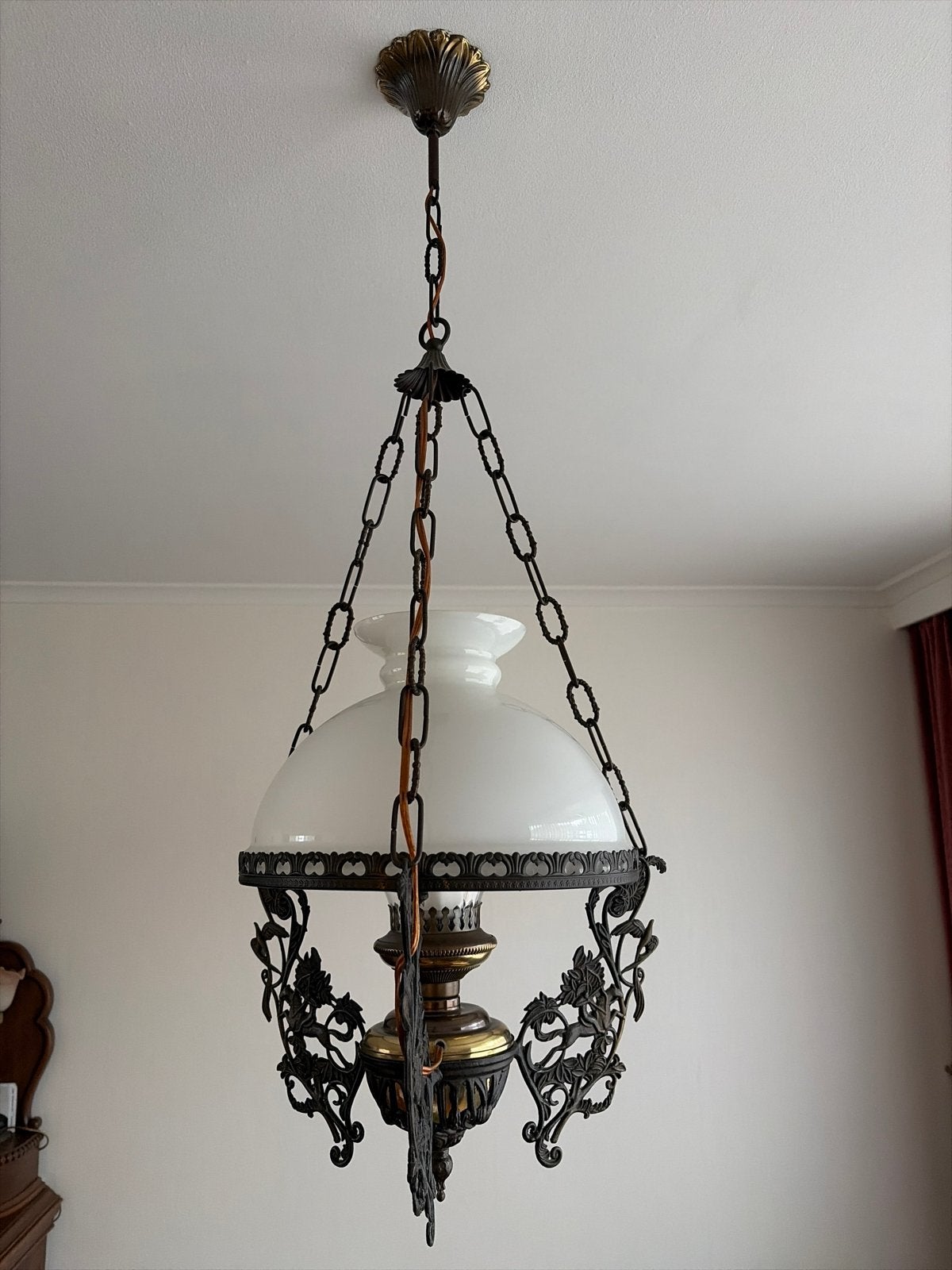 Antieke hanglamp met melkglas en sierlijk smeedwerk, Ophalen