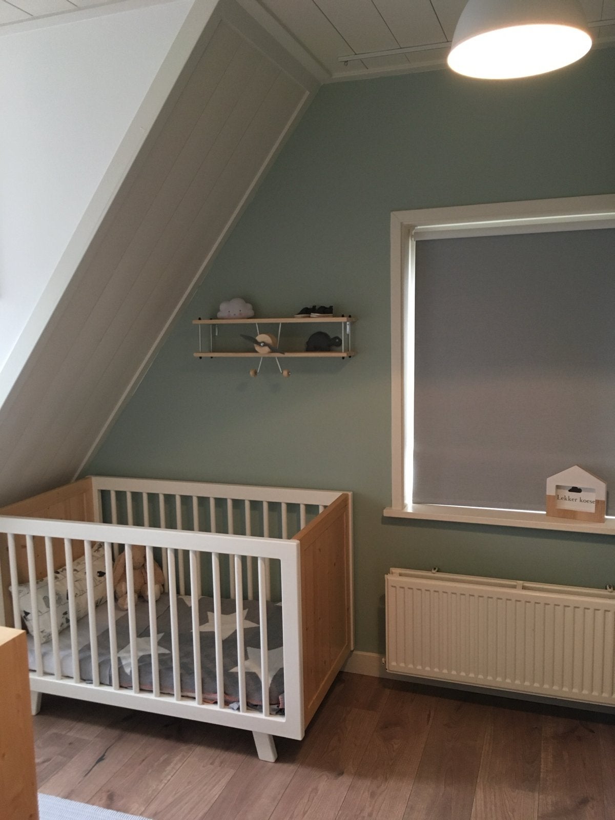 Mooi houten ledikantje met witte accenten, Kinderen en Baby's, Babywiegjes en Ledikanten, Gebruikt, Ledikant, Ophalen