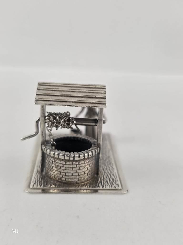 Zilveren miniatuur Vrouw bij waterput                   Z235, Ophalen of Verzenden, Zilver