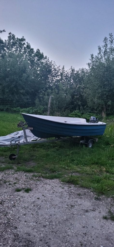 Polyester boot 4.50m + Yamaha 8 PK 4-takt + trailer - €1750, Buitenboordmotor, Zo goed als nieuw, Polyester, Trailer