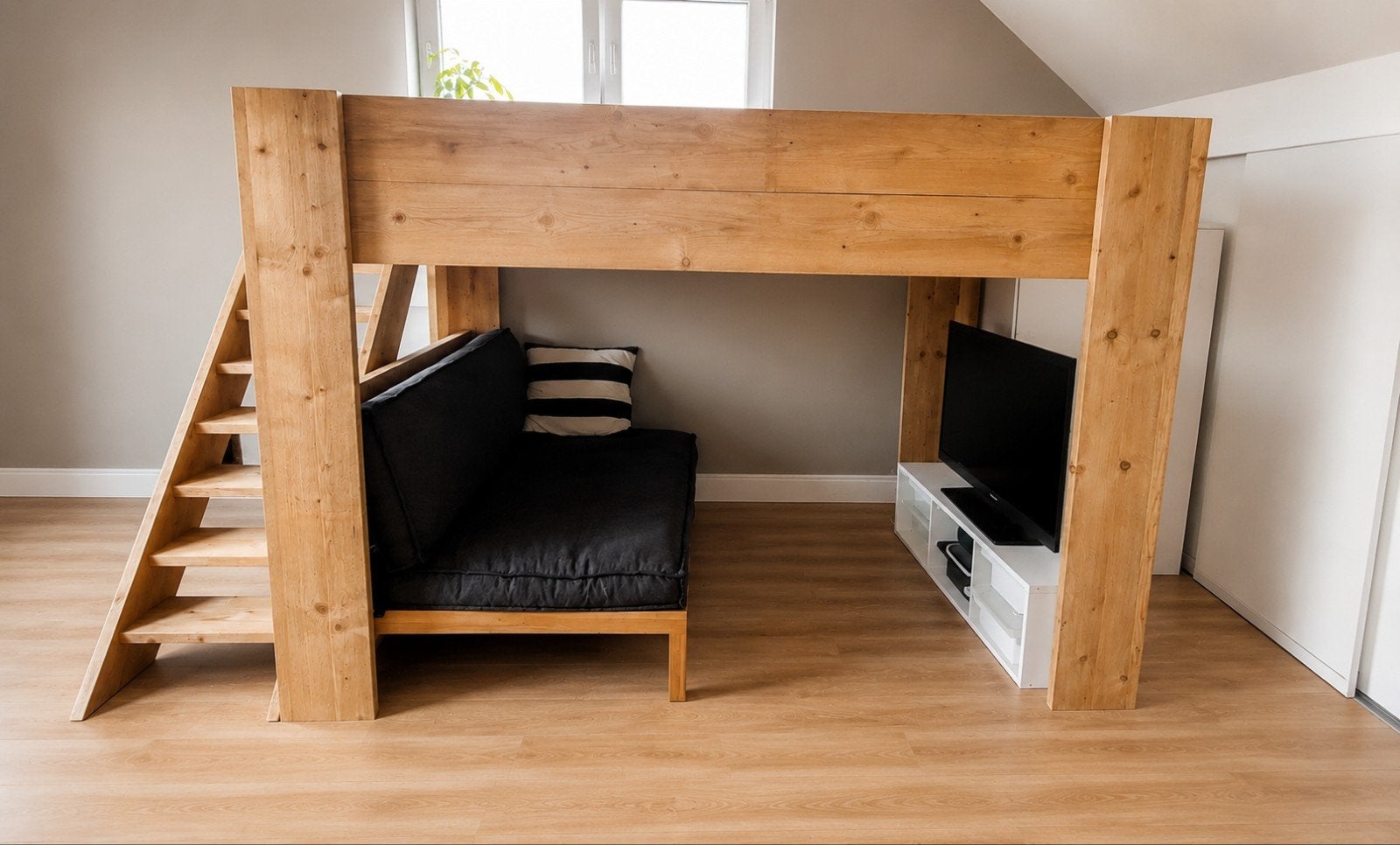 Robuuste massief houten hoogslaper met veel ruimte, Huis en Inrichting, Slaapkamer | Stapelbedden en Hoogslapers, Ophalen of Verzenden