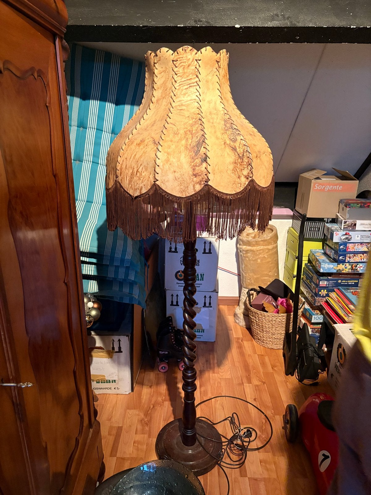 Antieke staande lamp met gedraaide houten voet, Antiek en Kunst, Ophalen