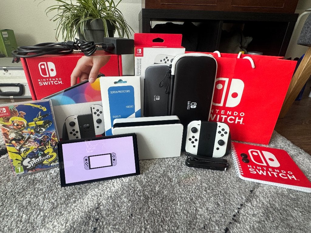 Nintendo Switch OLED – Compleet met accessoires!, Spelcomputers en Games, Spelcomputers | Nintendo Switch, Zo goed als nieuw, Switch OLED