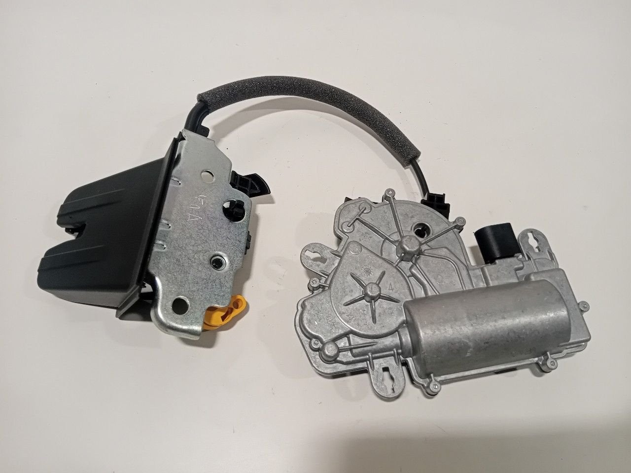 Slot mechaniek kofferdeksel achterklep elektrisch Volkswagen, Onderdelen@venauto.nl, Van der Ven Autorecycling B.V., Gebruikt