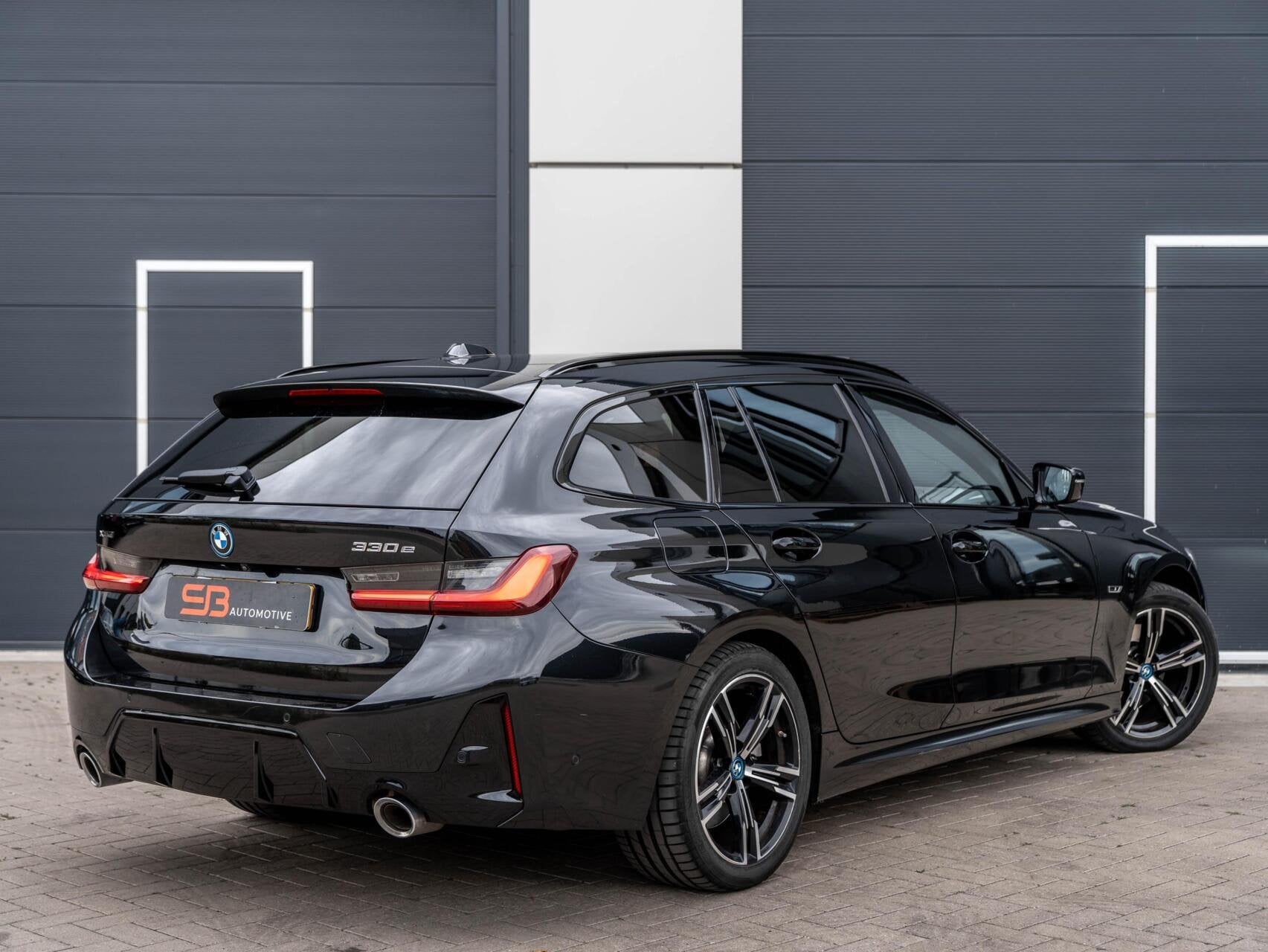 BMW 3-serie Touring 330e xDrive M Sport Head up|Pano|98% SOH, 4 cilinders, Zwart, Vierwielaandrijving, Hybride Elektrisch/Benzine