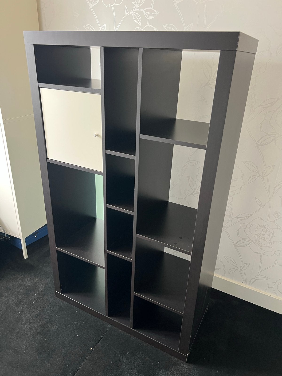 Donkerbruine vakken kast, met deur inzet. Ikea Expedit, Huis en Inrichting, Ophalen, Gebruikt, 50 tot 100 cm, 150 tot 200 cm