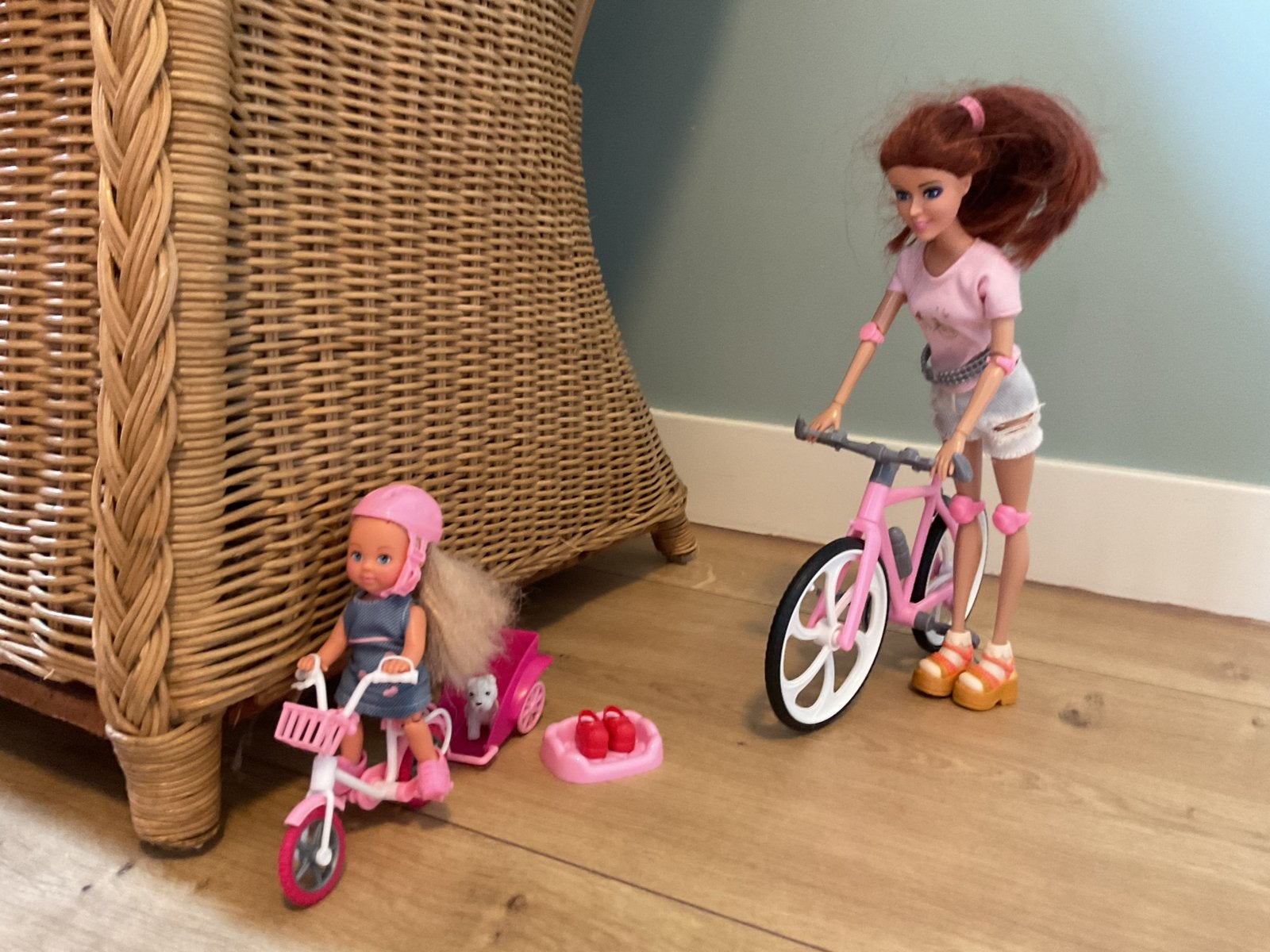 Poppen set met fietsen en accessoires, Ophalen, Gebruikt, Overige typen