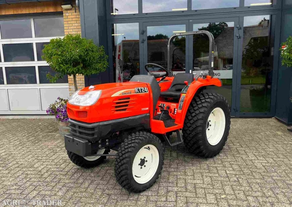 27 pk, Kubota KT 24 op nieuwe set multifunctionele banden!, Zakelijke goederen, Kubota, -, Japan
