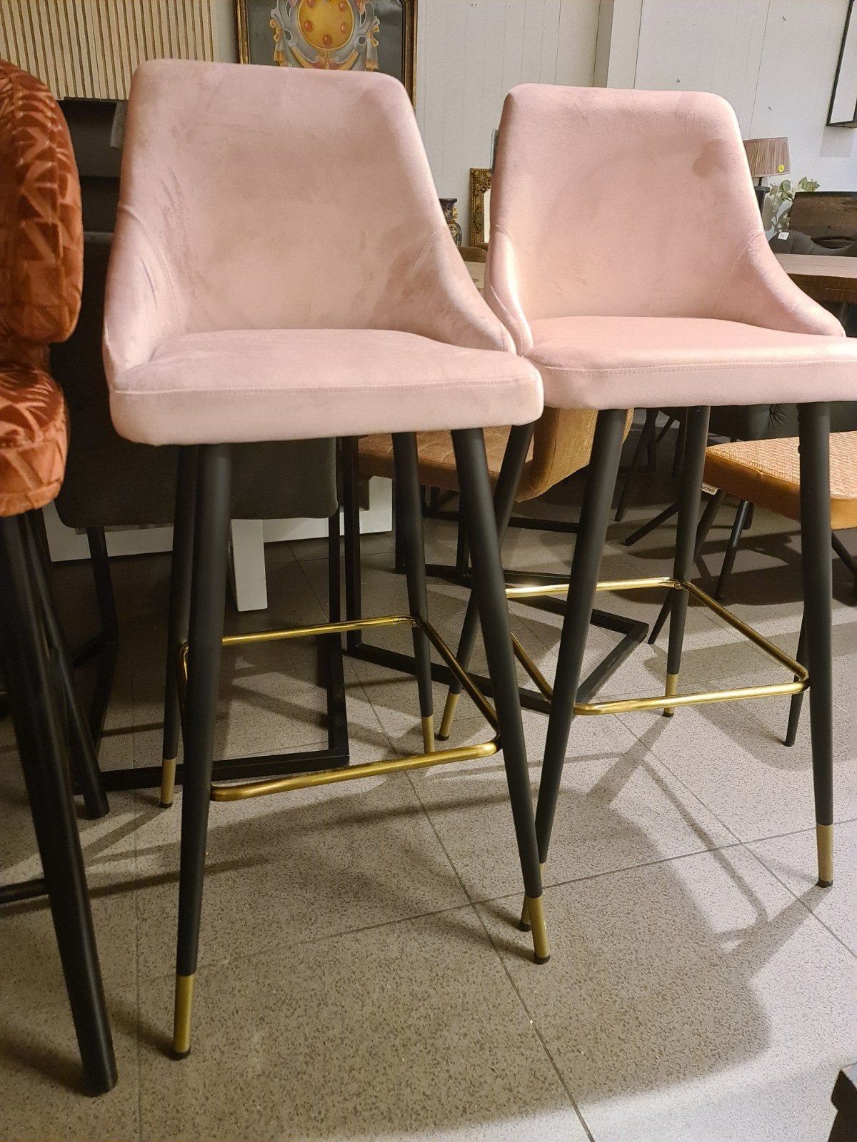Nieuwe Richmond barstoel Imani pink velvet €140 per stuk, Ophalen, Hout, Met voetsteun, .