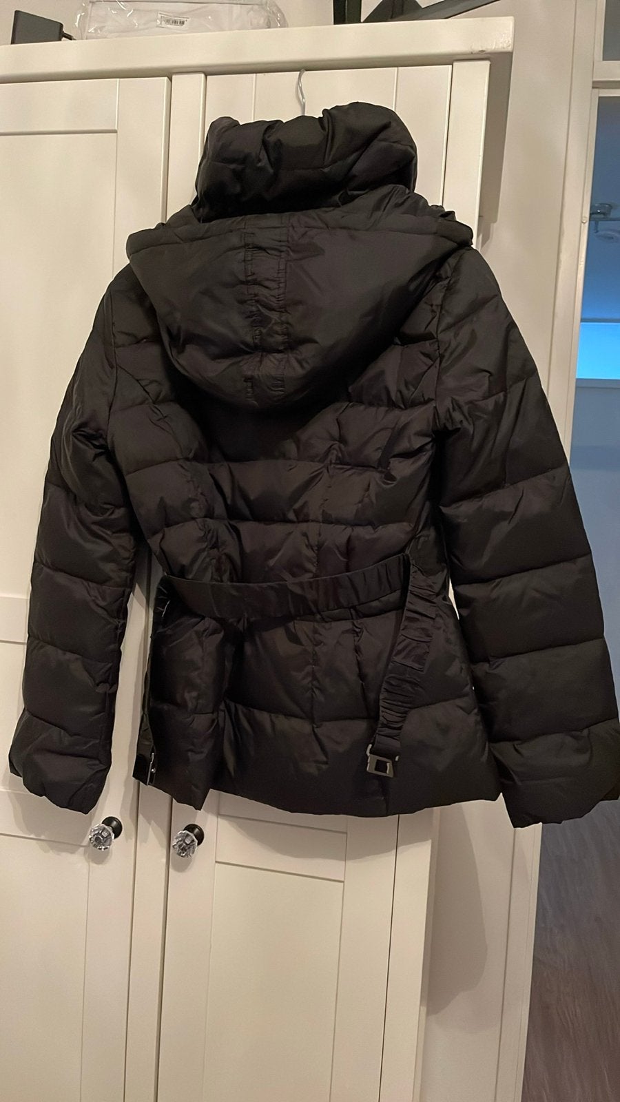 Benetton donsjas zwart met capuchon en ceintuur, Ophalen of Verzenden, Zo goed als nieuw, Maat 38/40 (M), Zwart