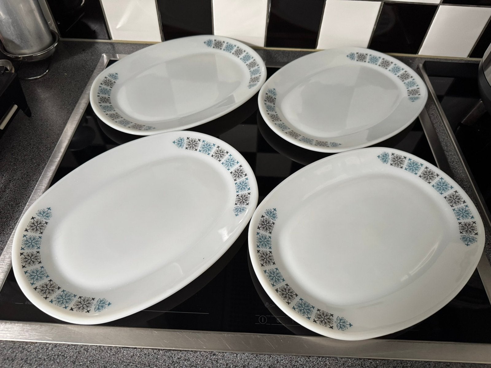 4 grote ovale platte diner borden van JAJ England melkglas, Ophalen of Verzenden