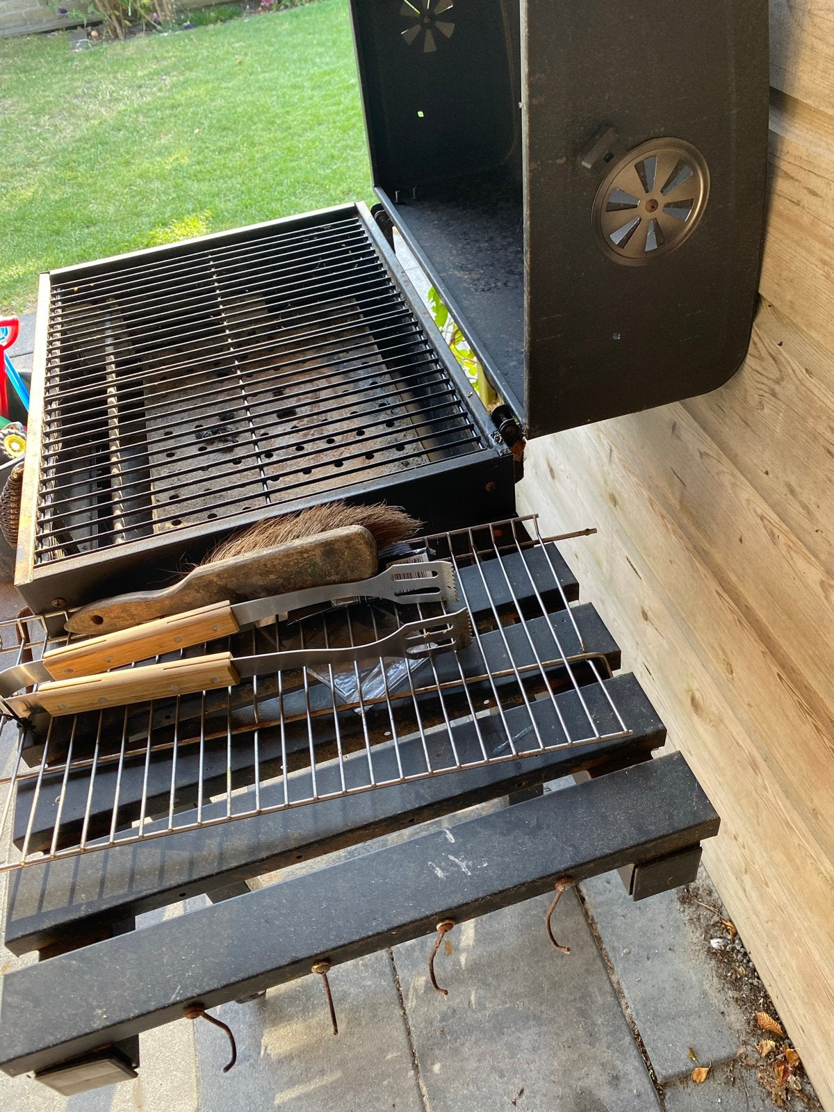 Robuuste houtskool Barbecue met Deksel en Wielen, Ophalen, Gebruikt