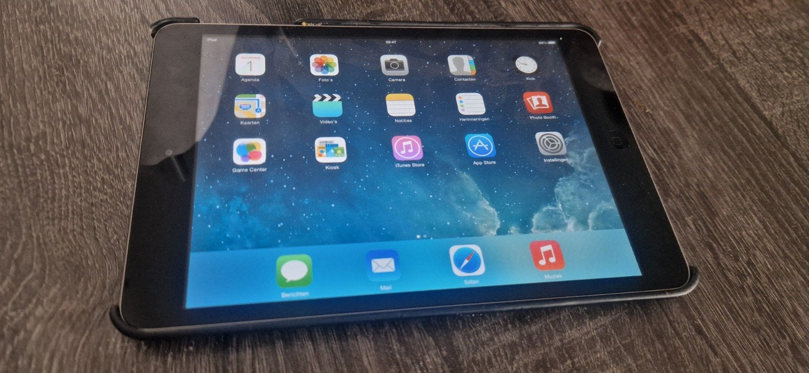 iPad Air, Ophalen of Verzenden, Zo goed als nieuw, Zwart, Overige systemen