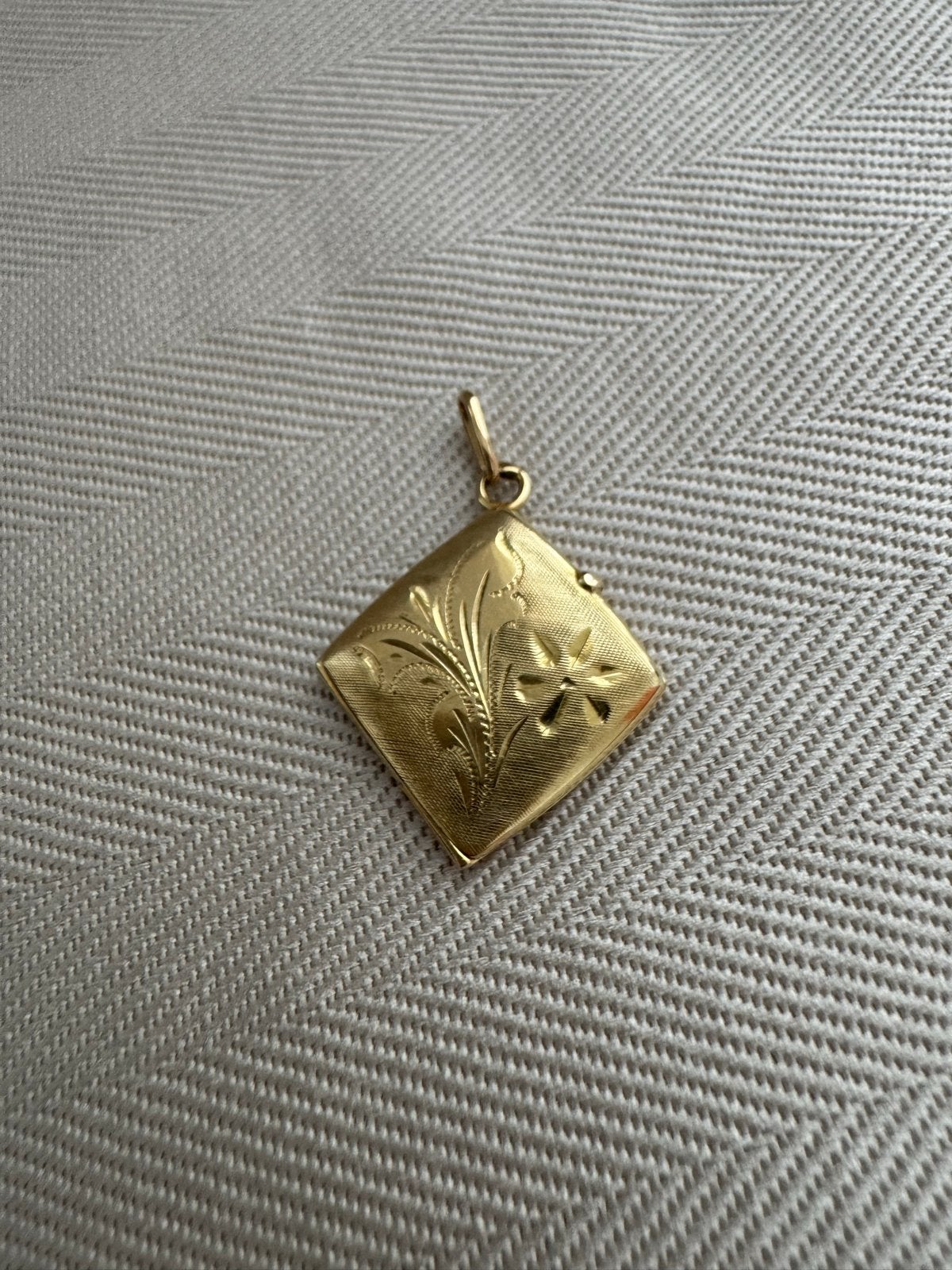 Vintage 14K Gouden Medaillon Jaren '50/'60, Ophalen of Verzenden, Goud, Hanger