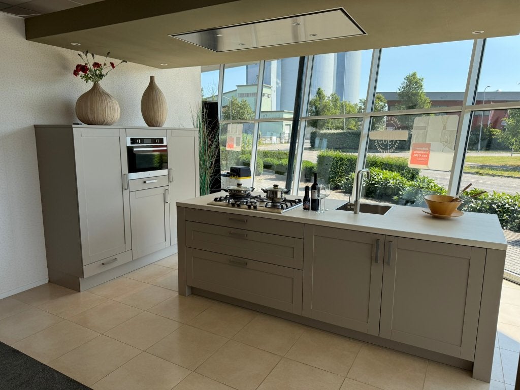 Showroomkeuken met eiland  - Grando, Huis en Inrichting, Keuken | Complete keukens, Ophalen, Overige typen, Nieuw, Composiet