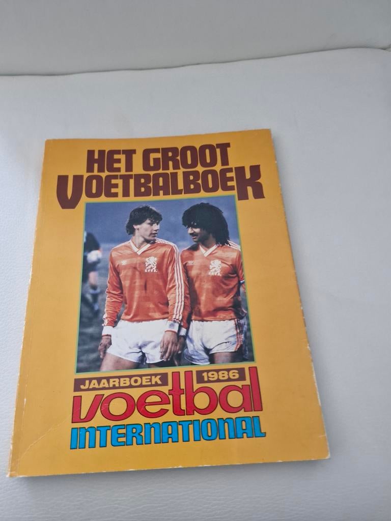 Het Groot Voetbalboek Jaarboek 1986 Voetbal International, Ophalen of Verzenden, Gelezen, Voetbal International, Balsport