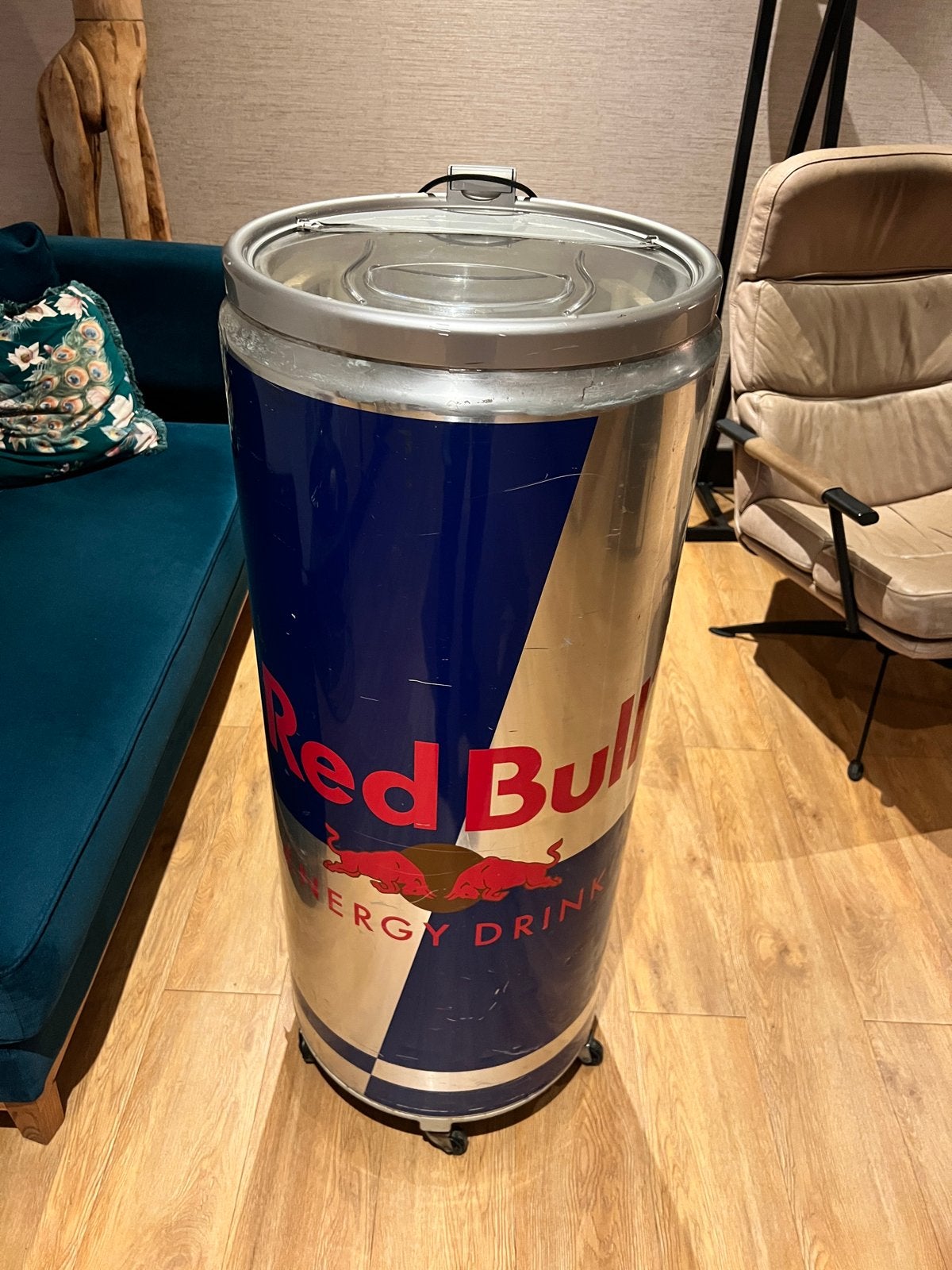 Red Bull Koelkast - Unieke Minibar op wielen, 75 tot 100 liter, 45 tot 60 cm, Ophalen, 85 tot 120 cm