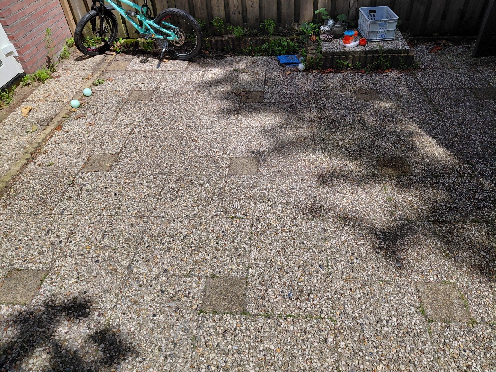Gratis afhalen ongeveer 36 m² tegels (liggen op pallets), Ophalen, Gebruikt, Beton, Klinkers