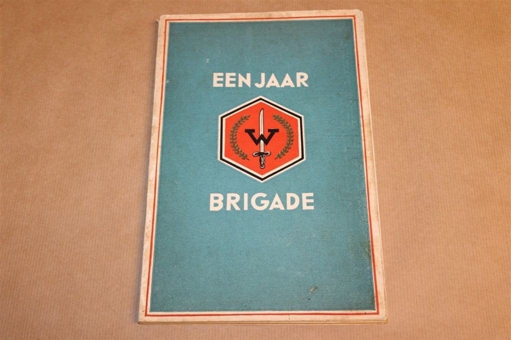 Eén jaar W-Brigade — NL-Indië, Gedenkboek 1947 Zeldzaam, Boeken, Ophalen of Verzenden, Tweede Wereldoorlog, Gelezen, Overige onderwerpen
