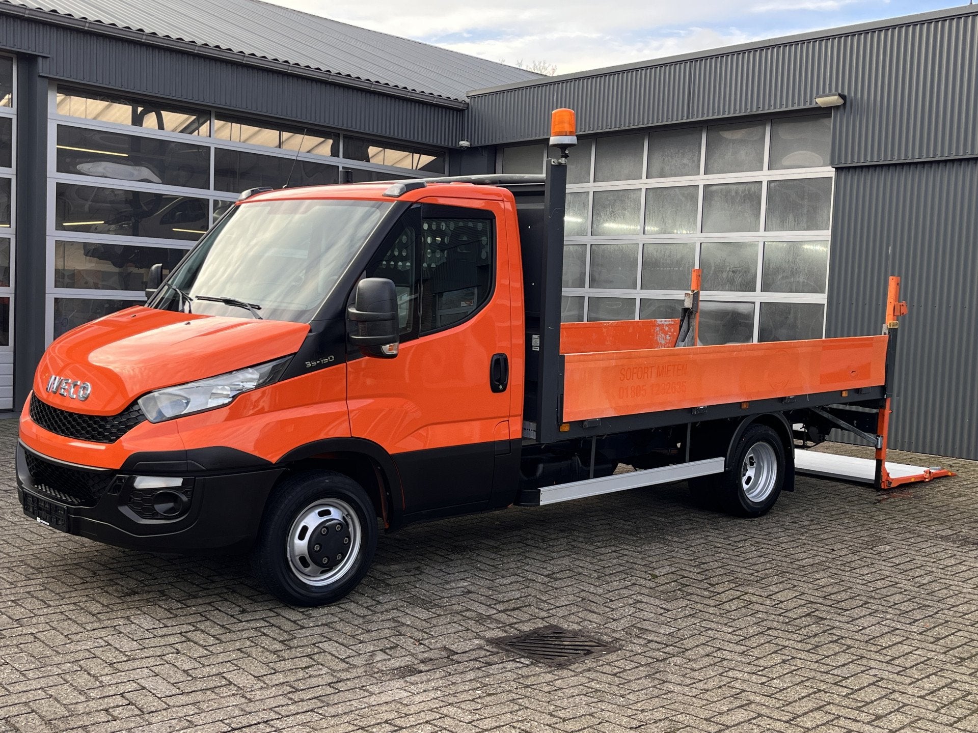 Iveco Daily 35C15 2.3 375 Trekhaak 3500kg Laadklep 500kg Nav, Auto's, Bestelauto's, Gebruikt, Zwart, Iveco, 2520 kg