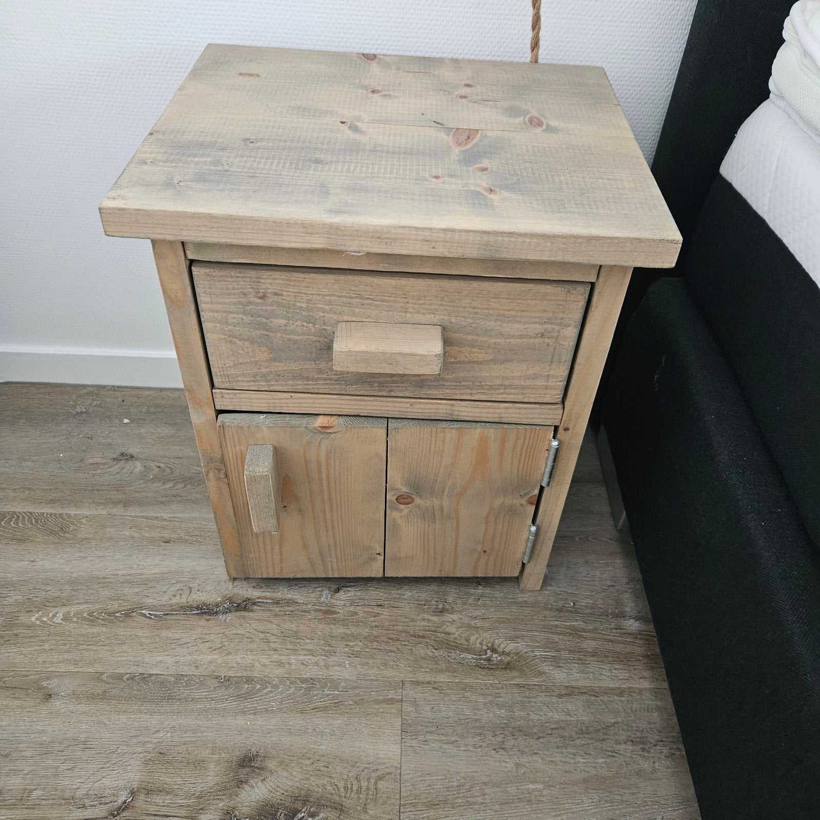2Nachtkastjes van hout met lade en kastje, Gebruikt, 45 tot 65 cm, Hout, 55 tot 70 cm