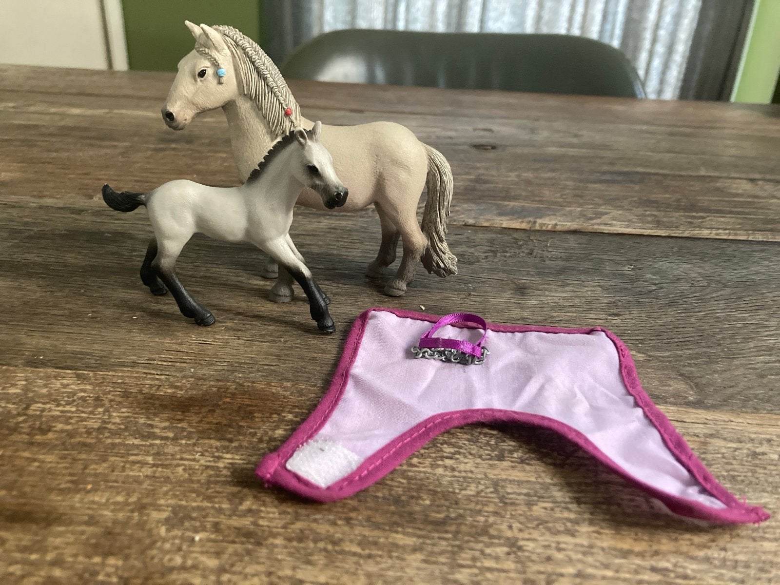 Schleich paarden set met merrie, veulen, deken en halster, Ophalen of Verzenden, Gebruikt