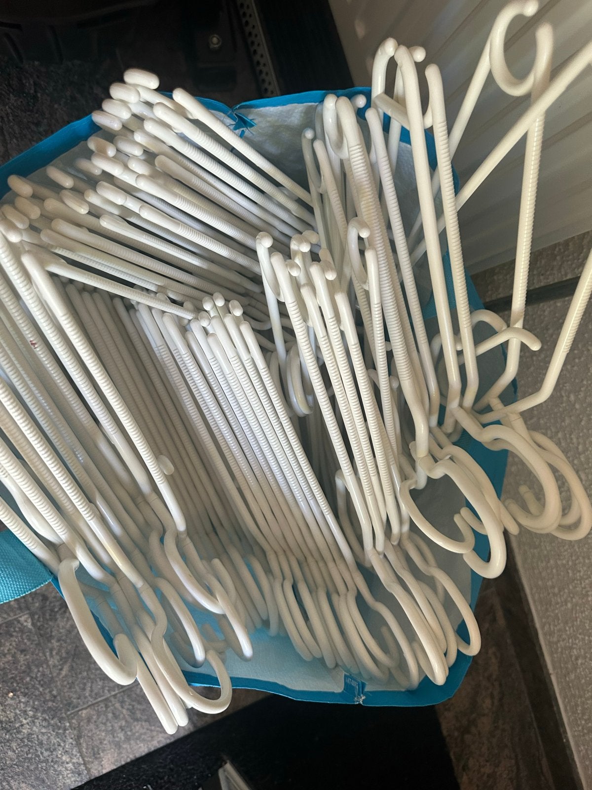Grote partij witte kledinghangers, roterende hak, Kleding | Dames, Kledinghangers, Ophalen of Verzenden, Gebruikt, Kunststof, Kinderen en Volwassenen