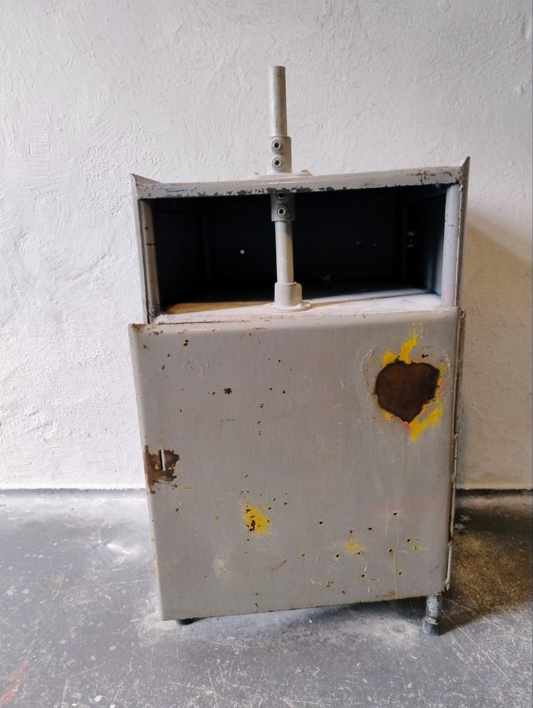 Zwaar metalen kastje - Industriële look - Escaperoom, Ophalen