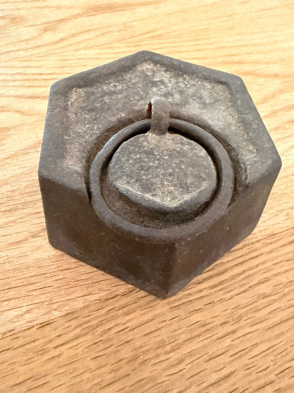 Antiek zeshoekig gietijzeren gewicht 2kg, Antiek en Kunst, Ophalen of Verzenden