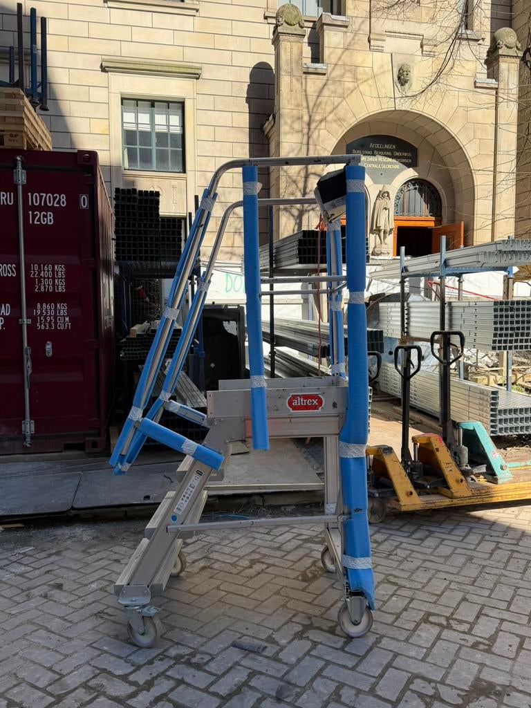 Alttex Aluminium Bordestrap op wielen, Doe-het-zelf en Verbouw, Ladders en Trappen, Ophalen of Verzenden, Zo goed als nieuw, Minder dan 2 meter