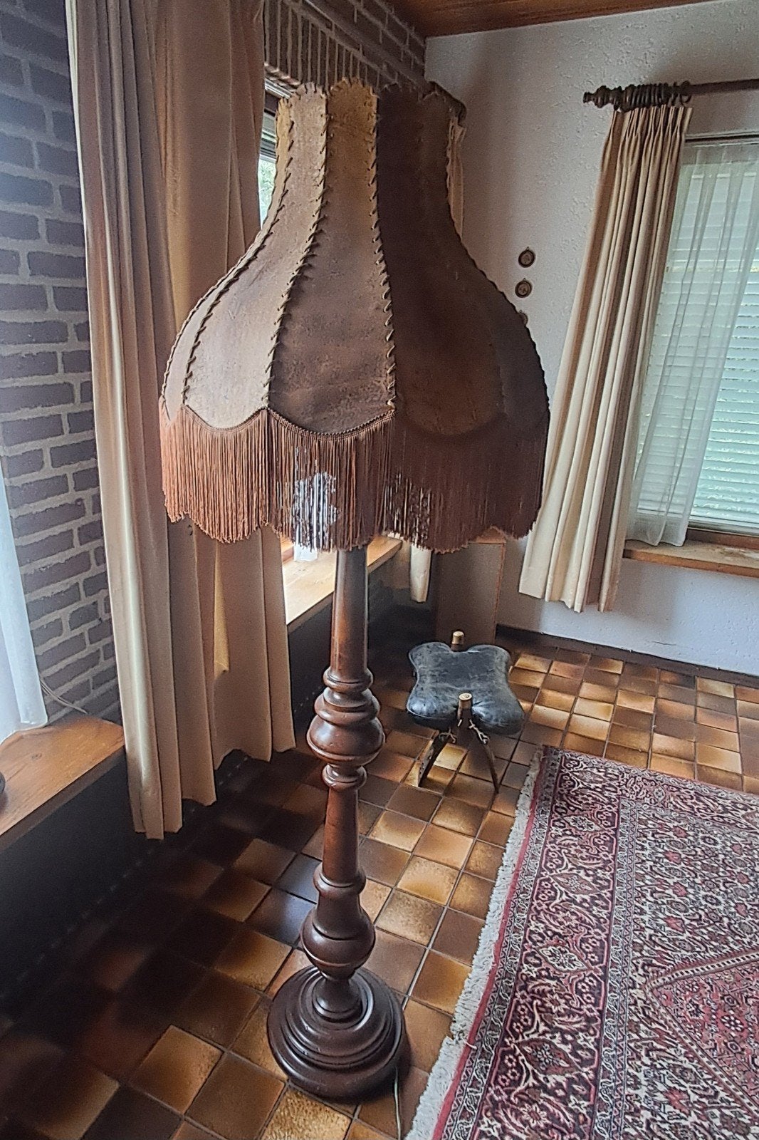 Vintage staande lamp met franjes en houten voet, Antiek en Kunst, Ophalen