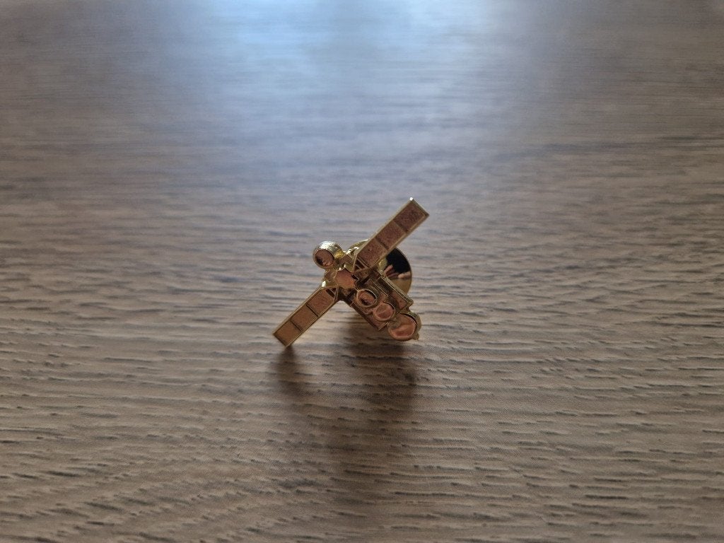 Space capulse (voyager) pin goudkleurig, Verzamelen, Ophalen of Verzenden, Nieuw, Transport, Speldje of Pin