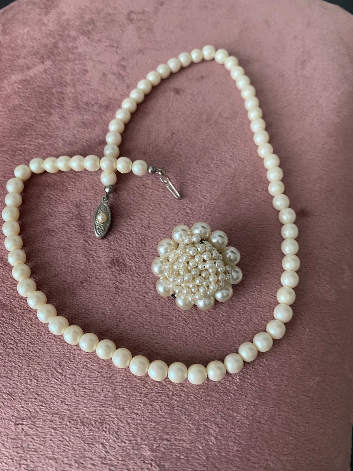 Vintage faux parelketting & ronde parelbroche, Ophalen of Verzenden, Zo goed als nieuw, Wit, Overige materialen