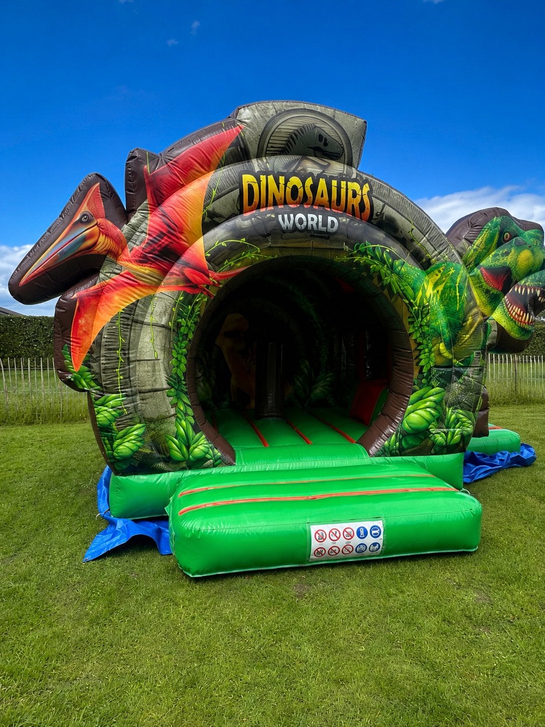 Springkussen te huur Dino World met Glijbaan., Ophalen of Verzenden, Nieuw, Overige