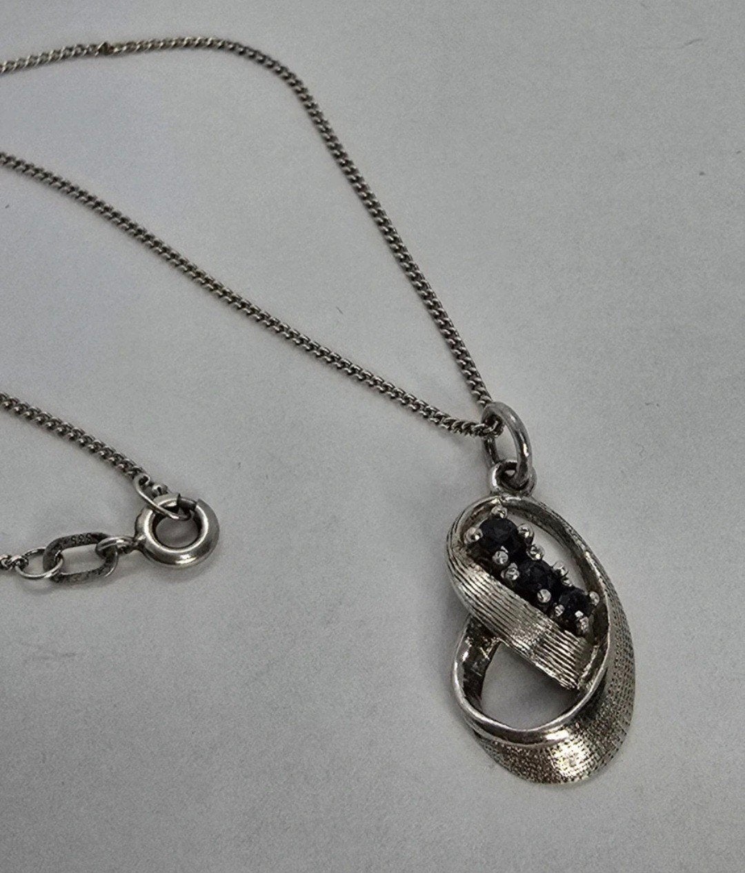 835zilveren hanger met blauwe saffier aan zilveren ketting, Verzenden, Zilver