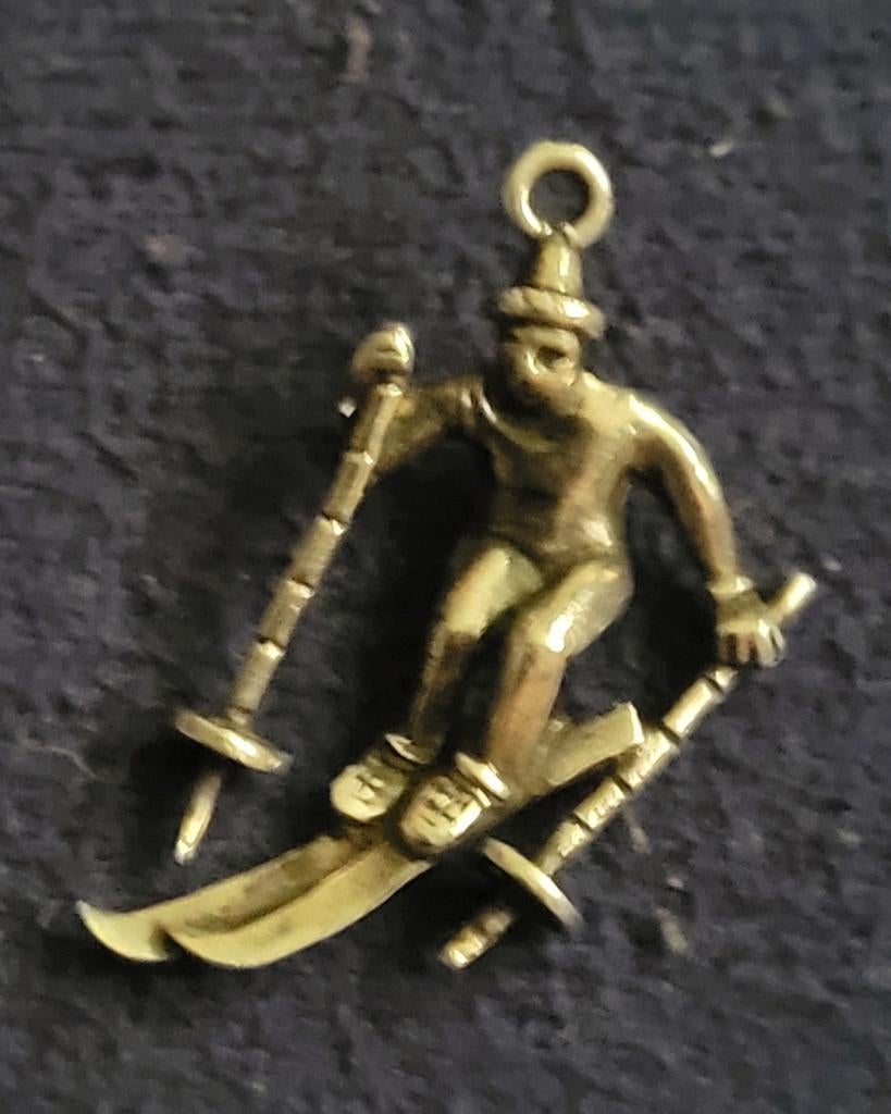 Mooie vintage 800 zilveren bedel kettinghanger skiër, Overige voorstellingen, Verzenden, Zo goed als nieuw, Zilver