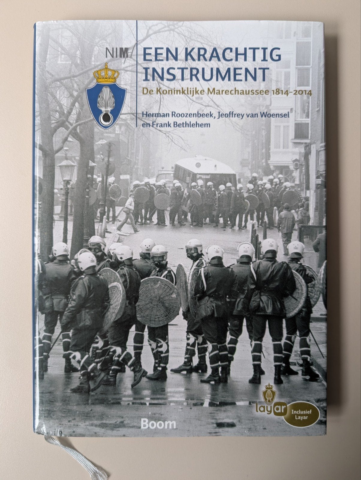 Een Krachtig Instrument: 200 jaar Koninklijke Marechaussee, Herman Roozenbeek, Ophalen of Verzenden, Zo goed als nieuw, Voor 1940