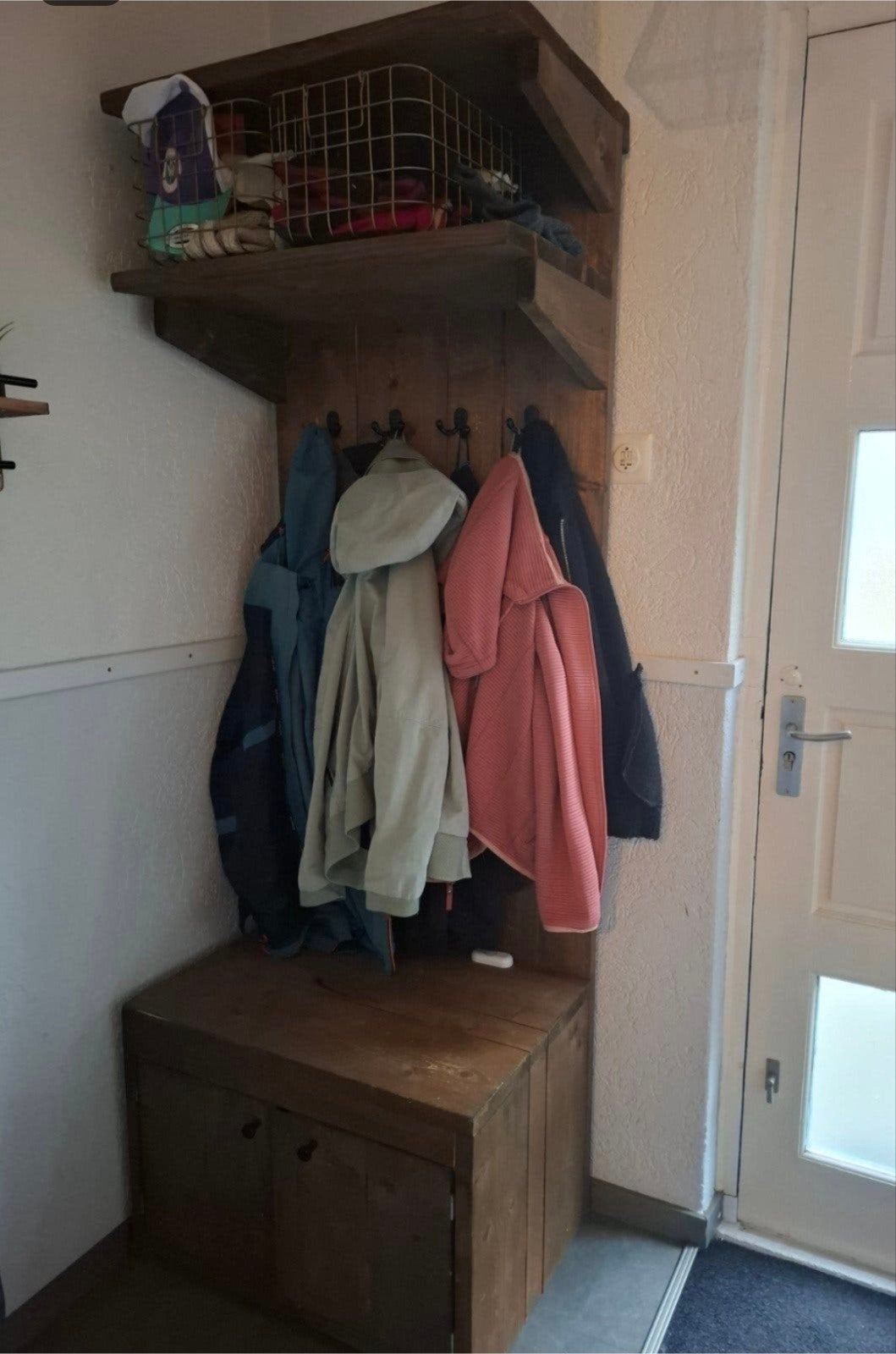 Stevige houten wandkapstok met planken en kastje, Wandkapstok, Gebruikt, 200 cm of meer, Ophalen of Verzenden