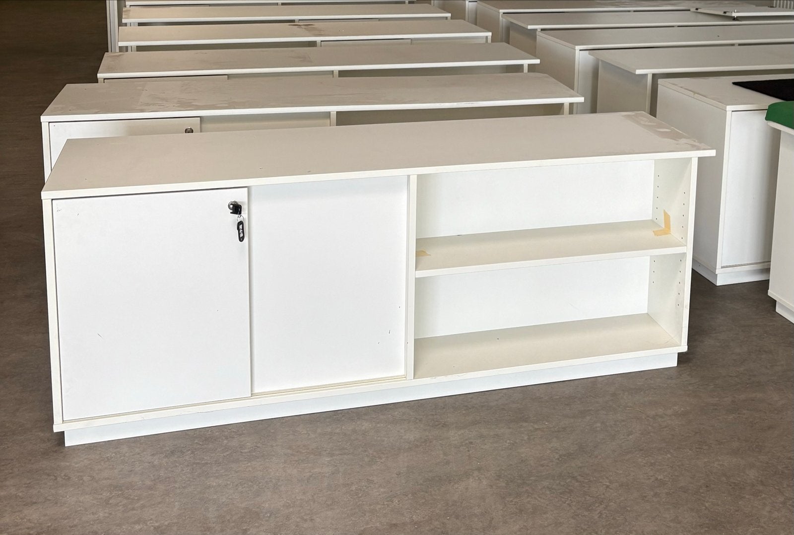 Witte Kast met Schuifdeuren en Open Vakken, Ophalen, Gebruikt