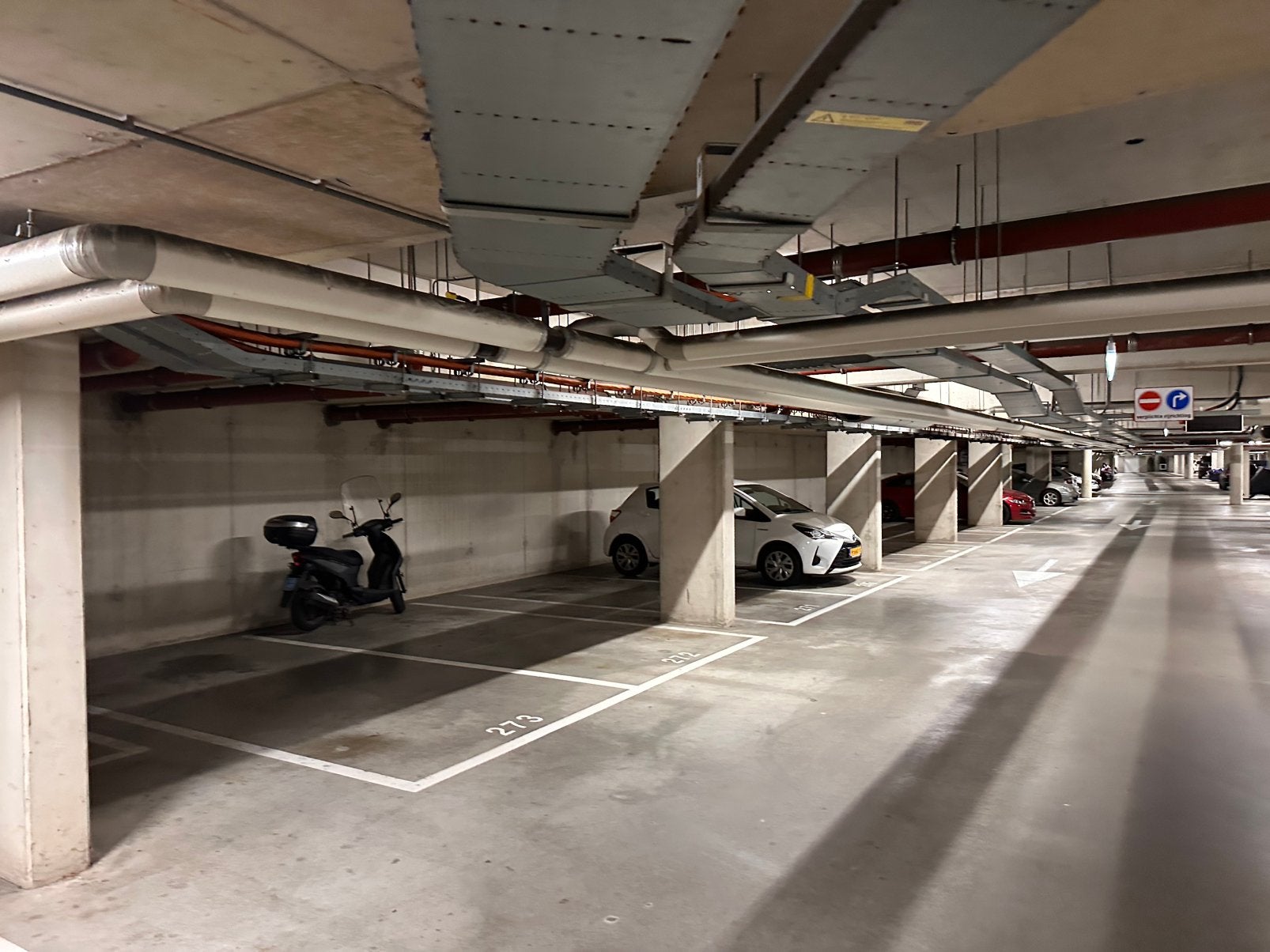 Den Haag overdekte afgesloten parkeerplaats in garage huren?, Ophalen of Verzenden, 200 cm of meer, 200 cm of meer