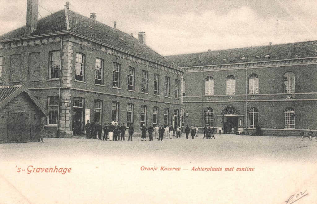 Den Haag, Oranje Kazerne, Achterplaats met Cantine (1901), Verzamelen, Ophalen of Verzenden, Voor 1920, Gelopen, Zuid-Holland