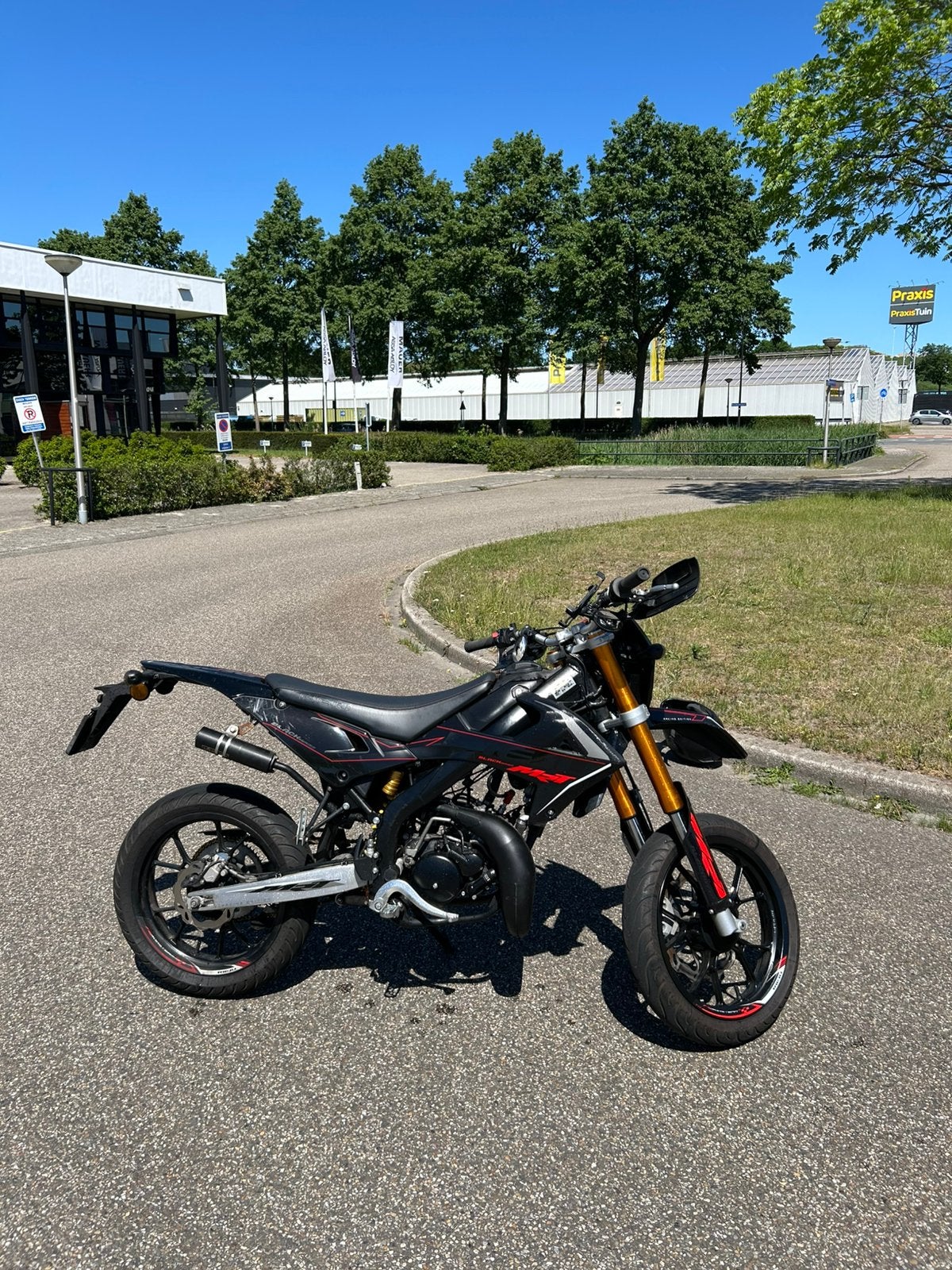 Schakelbrommer 50cc - Rieju Mrt Pro 2022, Fietsen en Brommers, Ophalen, 6 versnellingen, Zo goed als nieuw, 50 cc