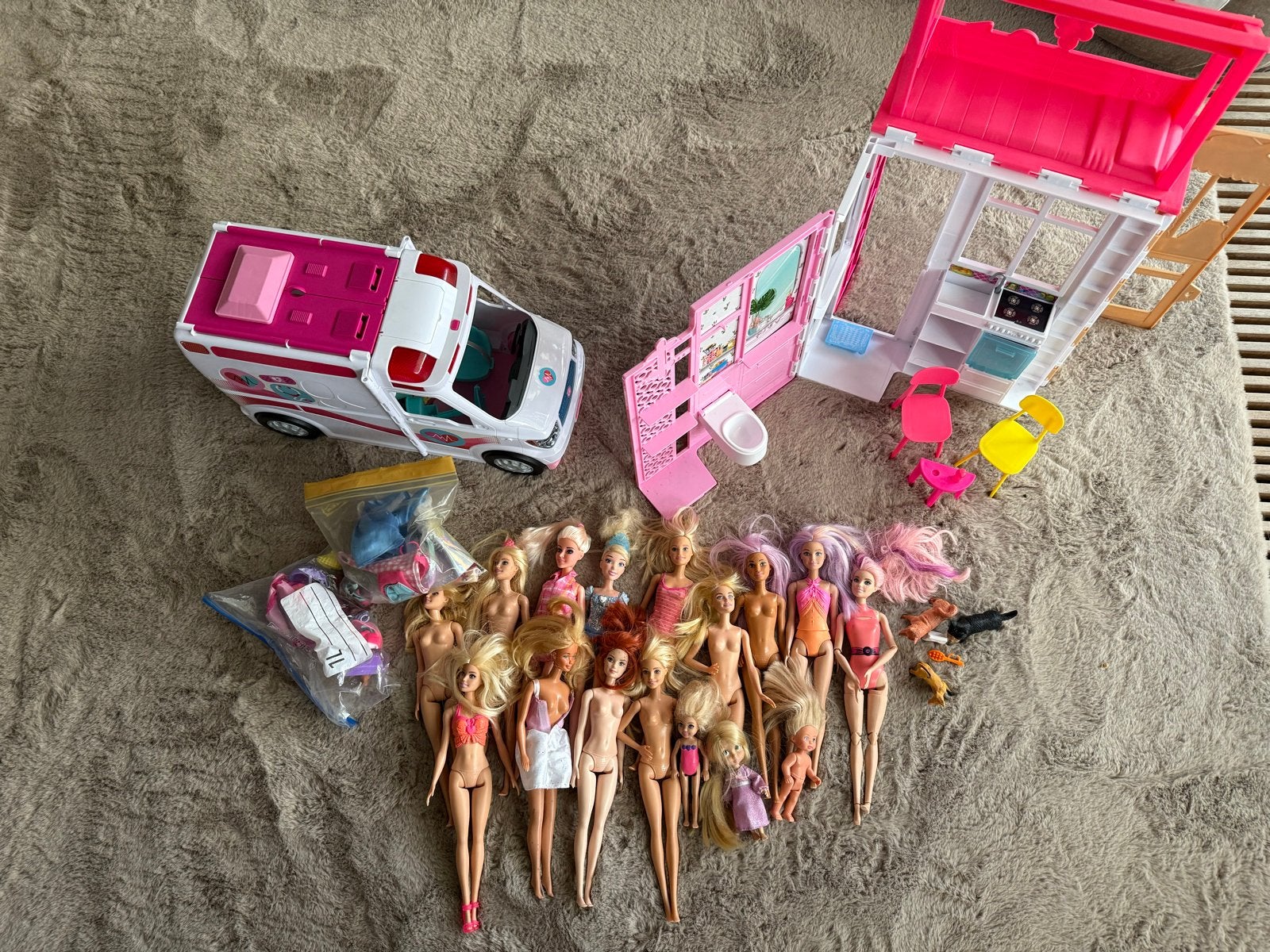 Barbie - Ambulance en partij barbies met huis en accessoires, Ophalen of Verzenden, Gebruikt, Barbie