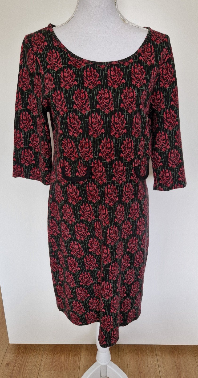 King Louie zwarte jurk met rode rozen maat L, Kleding | Dames, Maat 42/44 (L), Ophalen of Verzenden, Zo goed als nieuw, Knielengte