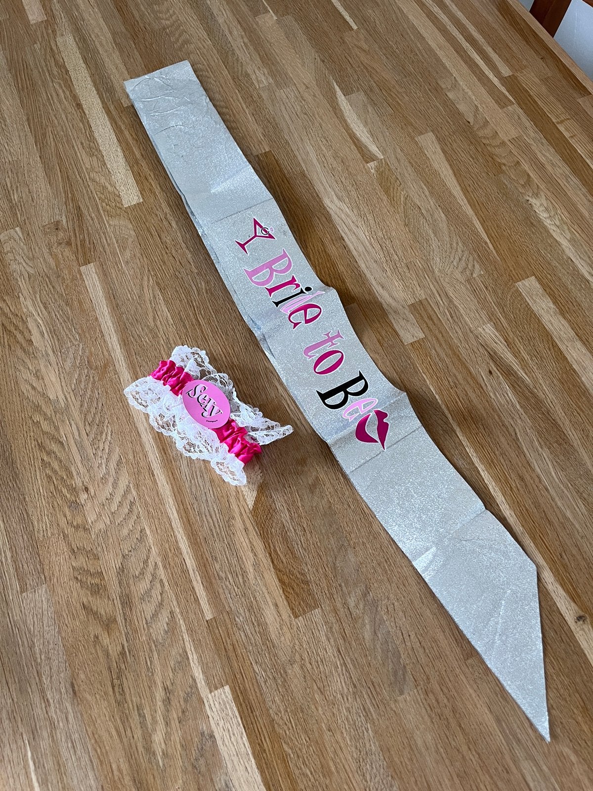 Vrijgezellenfeest trouwen sjerp en kousenband, Ophalen of Verzenden, Gedragen, Wit, Accessoires