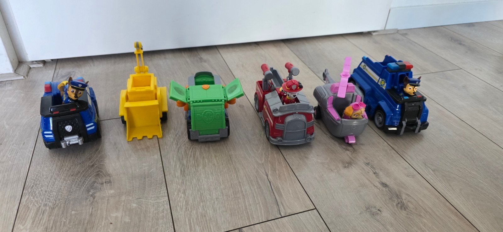 Paw Patrol voertuigen en figuren - mist 2 poppetjes, Ophalen, Gebruikt