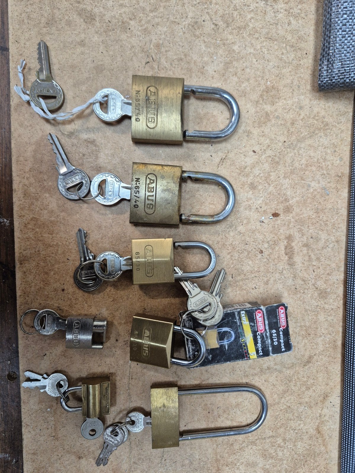 7 hangsloten, waaronder 5 Abus sloten, Doe-het-zelf en Verbouw, Hang- en Sluitwerk, Ophalen of Verzenden