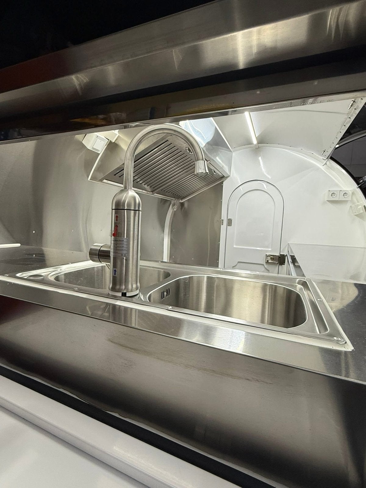 Luxe foodtrailer/verkoopwagen beige, Ophalen, GT 200, Info@geldertrucks.nl, Celsiusstraat